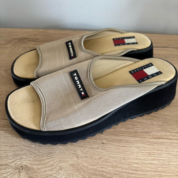 Tommy Hilfiger Platform Sandals Women’s 6.5 Beige Logo Slide Y2K Chunky Sole - Picture 1 of 9